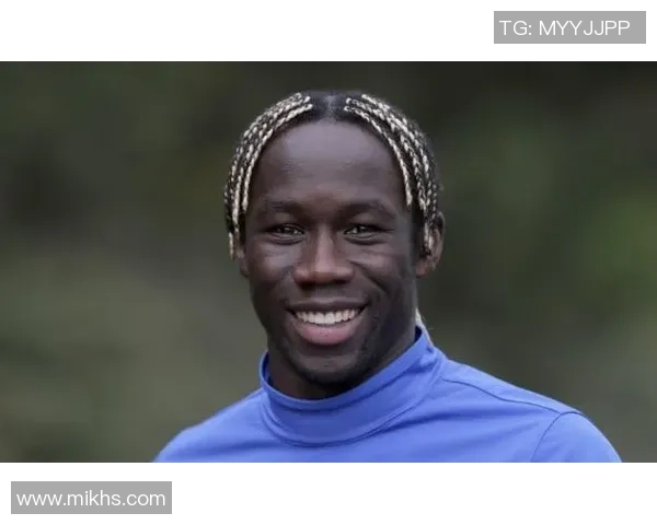 足球辫子球星的独特魅力与球场风采分析